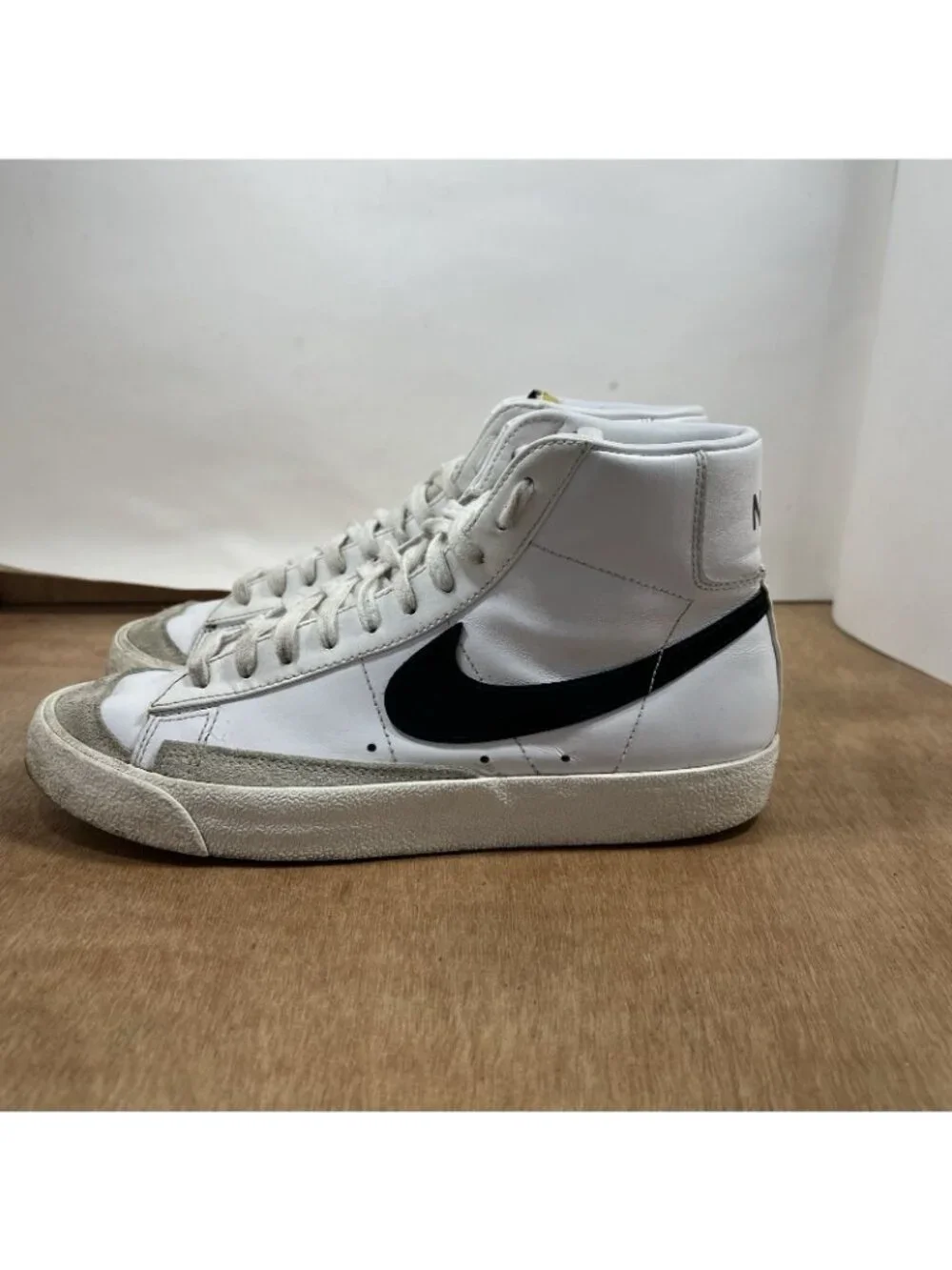 Nike Blazer Mid 77 Vintage Womens Size 9.5 White Black Basketball Shoes Sneakers